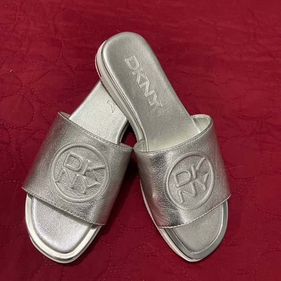 Brand new sandals - Picture 4 of 4